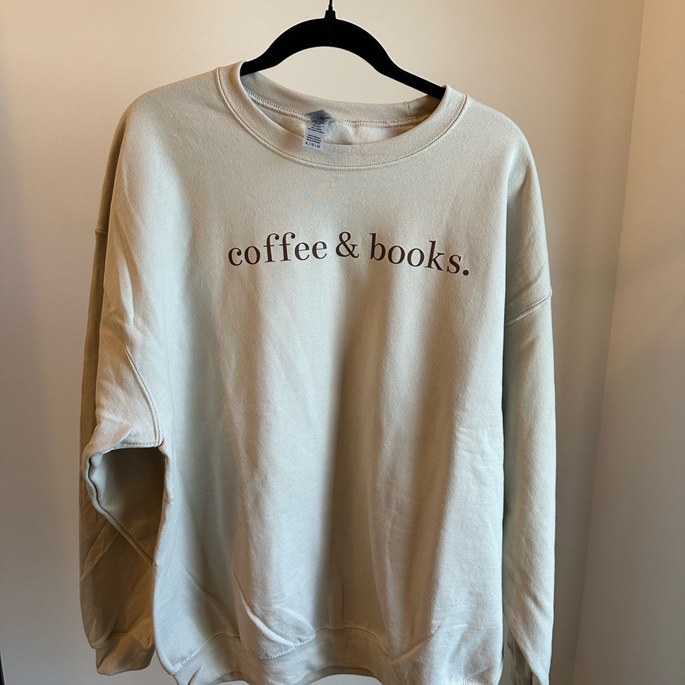 Gildan Cream 'Coffee & Books' Sweater